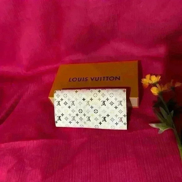 🔥 🌹 Vuitton Multicolor Sarah wallet  🌹 🔥 - Picture 3 of 6